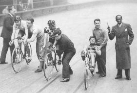 Možná poslední závod lehocipedu proti vzpřímeným kolům z roku 1934